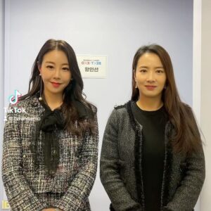 Hwang In-sun Instagram - 아리랑TV 심플리케이팝 ❤️
엄청 바빴던 하루 ~
나보다 끼많은 울 쩡아 이사님과 챌린지도 찍공~
🤣🤣🤣🤣
또 재밌는 추억 하나 남기고 왔네유 👊
싸룽합니다 이사님💕
니가 말해봐 많은 사랑부탁드려요~ 🙏
#가수
#니가말해봐
#니가말해봐챌린지
#아리랑tv
#심플리케이팝