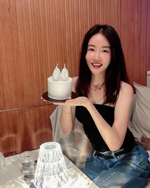 Hwang Woo-seul-hye Instagram - 2주전 미리 생일챙겨준 소중한 친구들 ❤️오늘도  한분한분  소중이 감사합니다🙏비 많이 내리는데 조심하시고 건강하세요 💪