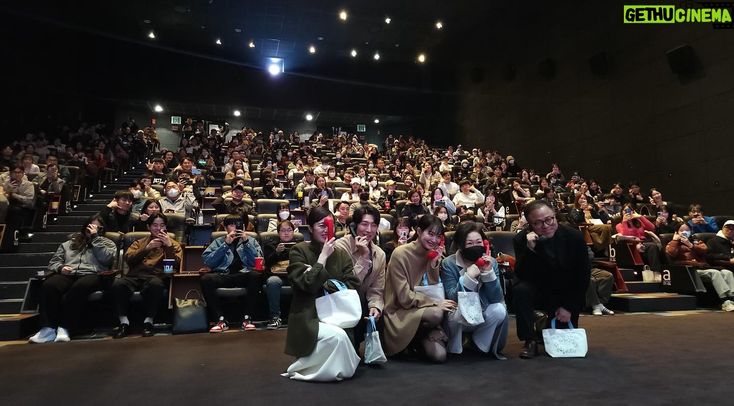 Hwang Bo-ra Instagram - #3일의휴가 무대인사 우리는 영화가 개봉 후 더 끈끈해지구 가까워지고 더 성장했던거같다 이렇게 착하고 소중한 배우들이 또 있을까?? 김해숙선생님 엄마같고 친구같고 너무너무 존경하고 수줍고 소녀같은 착한민아 나랑티키타카 친구 기영이 그리고 우리중 제일 유쾌하신 서울대 감독님 ㅋ 참 고맙습니다