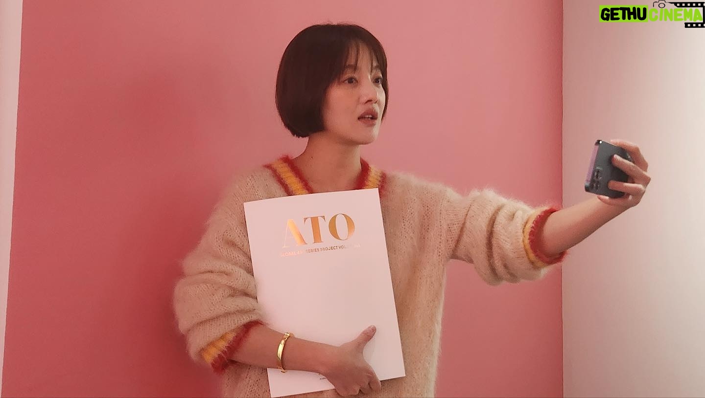 Hwang Bo-ra Instagram - 강형구 작가님 라이브 페인팅 직관하다 두둥 존재자체만으로도 넘. 감동적이었다 한없이 작아지는 나 자신 이우환 박서보 작가님작품도 너무 아름다웠다 나 그림이 너무 좋아 어뜨캐 ㅜㅜ
