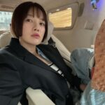 Hwang Bo-ra Instagram - 엠째뜨 서타일로 힙합바지 고등락교때도 안입엇는디 ㅋ 엄마가 온동네 쓰레기 다 청소하고 다닌다고 뭐라뭐라해서 ㅋ 귀밑3cm 학주한테 자들고 좀만 길어도 손등에 자치기당하고 뒤에 뒤랫나루 너무 길어서 아빠가 면도기로 면도 해줬건 기억이
