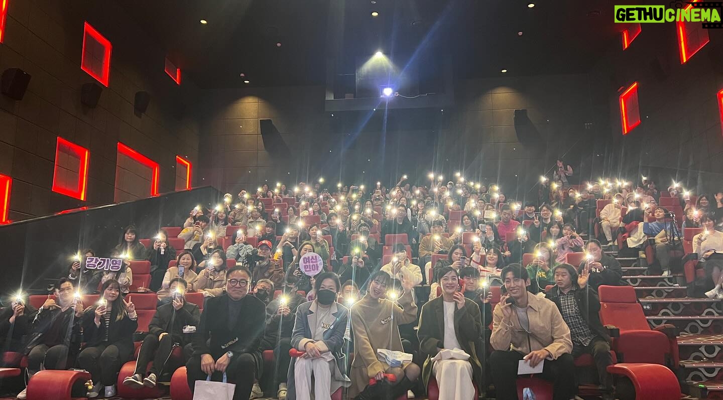 Hwang Bo-ra Instagram - #3일의휴가 무대인사 우리는 영화가 개봉 후 더 끈끈해지구 가까워지고 더 성장했던거같다 이렇게 착하고 소중한 배우들이 또 있을까?? 김해숙선생님 엄마같고 친구같고 너무너무 존경하고 수줍고 소녀같은 착한민아 나랑티키타카 친구 기영이 그리고 우리중 제일 유쾌하신 서울대 감독님 ㅋ 참 고맙습니다