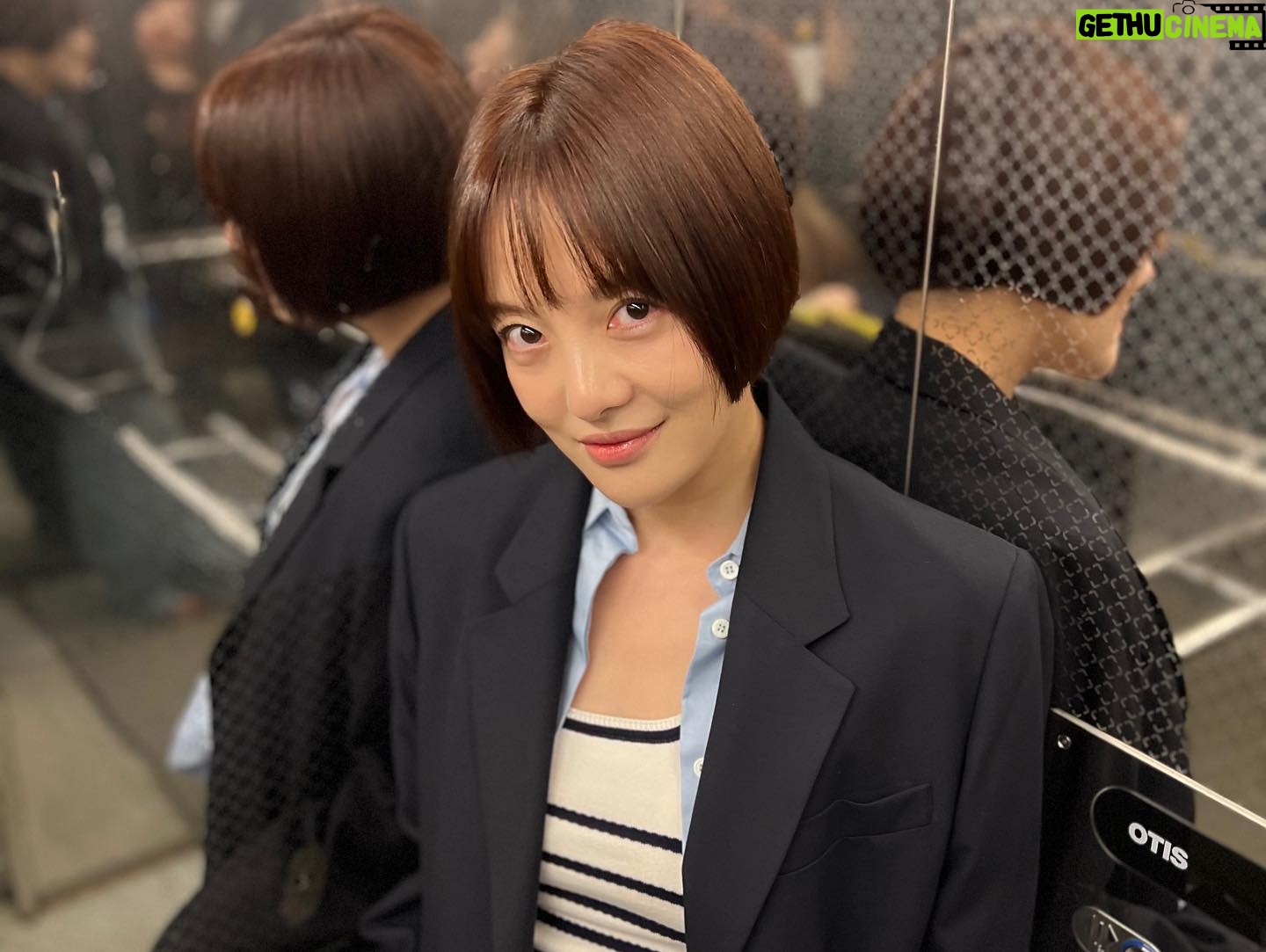 Hwang Bo-ra Instagram - 엠째뜨 서타일로 힙합바지 고등락교때도 안입엇는디 ㅋ 엄마가 온동네 쓰레기 다 청소하고 다닌다고 뭐라뭐라해서 ㅋ 귀밑3cm 학주한테 자들고 좀만 길어도 손등에 자치기당하고 뒤에 뒤랫나루 너무 길어서 아빠가 면도기로 면도 해줬건 기억이