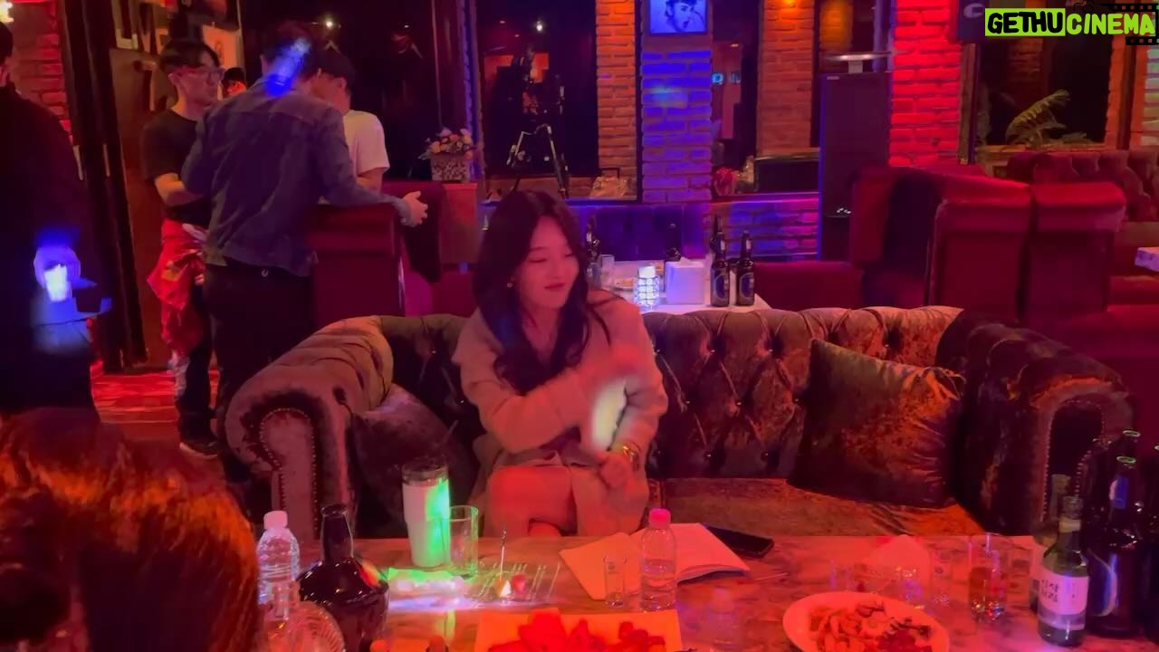 Hwang Bo-ra Instagram - 여름감기 촬영현장 즐기는법 스탭분들 관심무 매일저러려니… 소찬휘-현명한선택 고딩때 다닌 콜라텍을 떠올리며…..지직스ㅡ부대앞