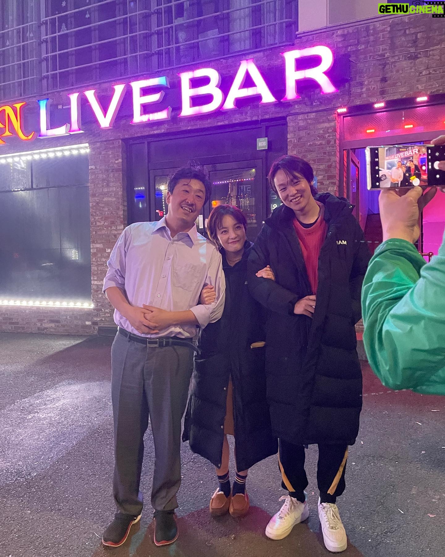 Hwang Bo-ra Instagram - #tvn 여름감기 지독하게 앓다가 미련없이 보내는 여름감기 책이 이렇게 좋을수가있을까 오순영을 연기할수있어서 정종범감독님 서현주작가님께 너무 감사드린작품 평생에 꼭해보고싶었던 역할이 배우한지 20년만에 너무 짧게 만났어요 게다가 지원언니랑 지환오빠까지 쵝고의 배우들과 봉식이도 만나고 너무 짧아서 아쉽고 또 만나고싶은 작품이었습니당 그와중에 산발주의 후