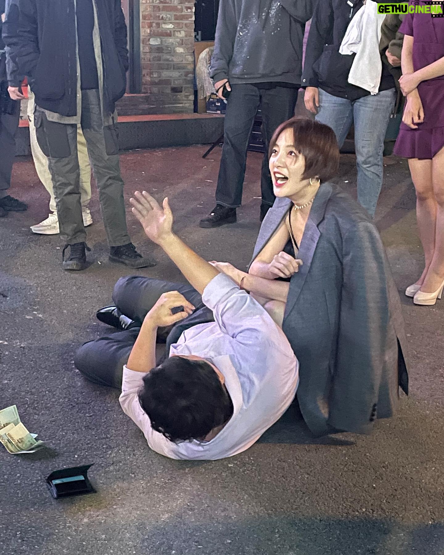 Hwang Bo-ra Instagram - #tvn 여름감기 지독하게 앓다가 미련없이 보내는 여름감기 책이 이렇게 좋을수가있을까 오순영을 연기할수있어서 정종범감독님 서현주작가님께 너무 감사드린작품 평생에 꼭해보고싶었던 역할이 배우한지 20년만에 너무 짧게 만났어요 게다가 지원언니랑 지환오빠까지 쵝고의 배우들과 봉식이도 만나고 너무 짧아서 아쉽고 또 만나고싶은 작품이었습니당 그와중에 산발주의 후
