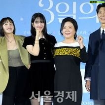 Hwang Bo-ra Instagram - #3일의휴가 #12월6일 대개봉 #김해숙신민아강기영황보라 #육상효감독님 우리마니친해요😍😍😍 극장에서 만나요