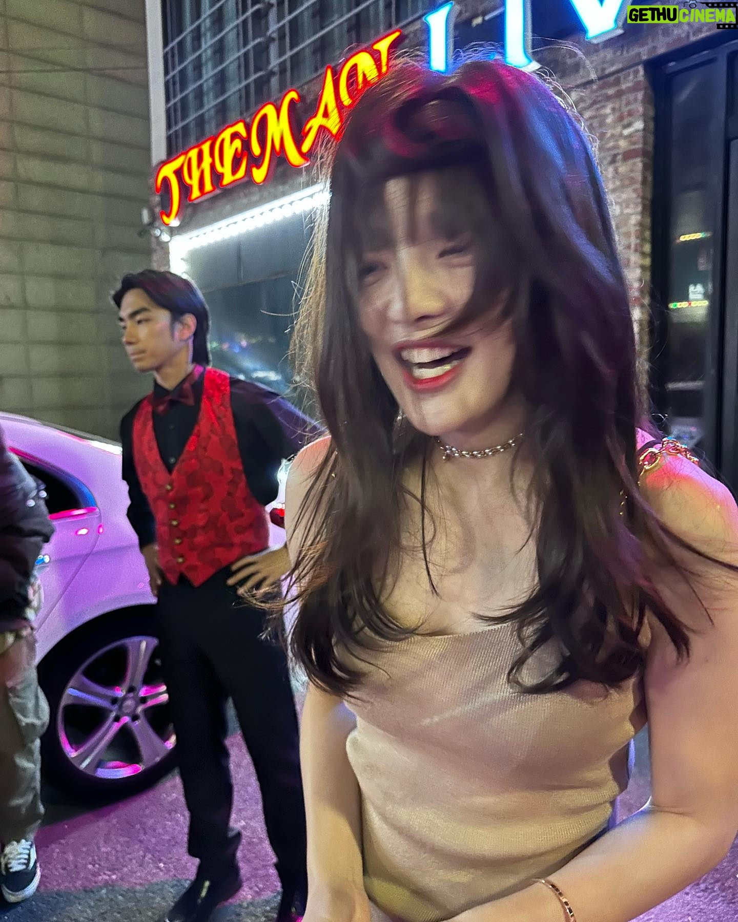 Hwang Bo-ra Instagram - #tvn 여름감기 지독하게 앓다가 미련없이 보내는 여름감기 책이 이렇게 좋을수가있을까 오순영을 연기할수있어서 정종범감독님 서현주작가님께 너무 감사드린작품 평생에 꼭해보고싶었던 역할이 배우한지 20년만에 너무 짧게 만났어요 게다가 지원언니랑 지환오빠까지 쵝고의 배우들과 봉식이도 만나고 너무 짧아서 아쉽고 또 만나고싶은 작품이었습니당 그와중에 산발주의 후