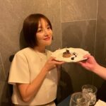 Hwang Bo-ra Instagram - 생일마다 50명씩초대해서 대환장파티를 열었던나 올해는 소소하게 가족과함께 가족같은 친구들과 힘께 보냈다 비록 아무더 생일케익을 안아져왔지만(꼭 생일때 누군가 가져오겟지해서 캐익이 없는 경우가 있음 ) 너무 감사하고 행복했던 축하해주신 카카오선물(바디로샨이 내부부분임 사우나 메니아라)보내주싴 모든분들 감사하고 다 보답하고 집착할겁니다 더더 멋진사람으로 성장할게요 나의40대가 기대된다 두근🩷💜