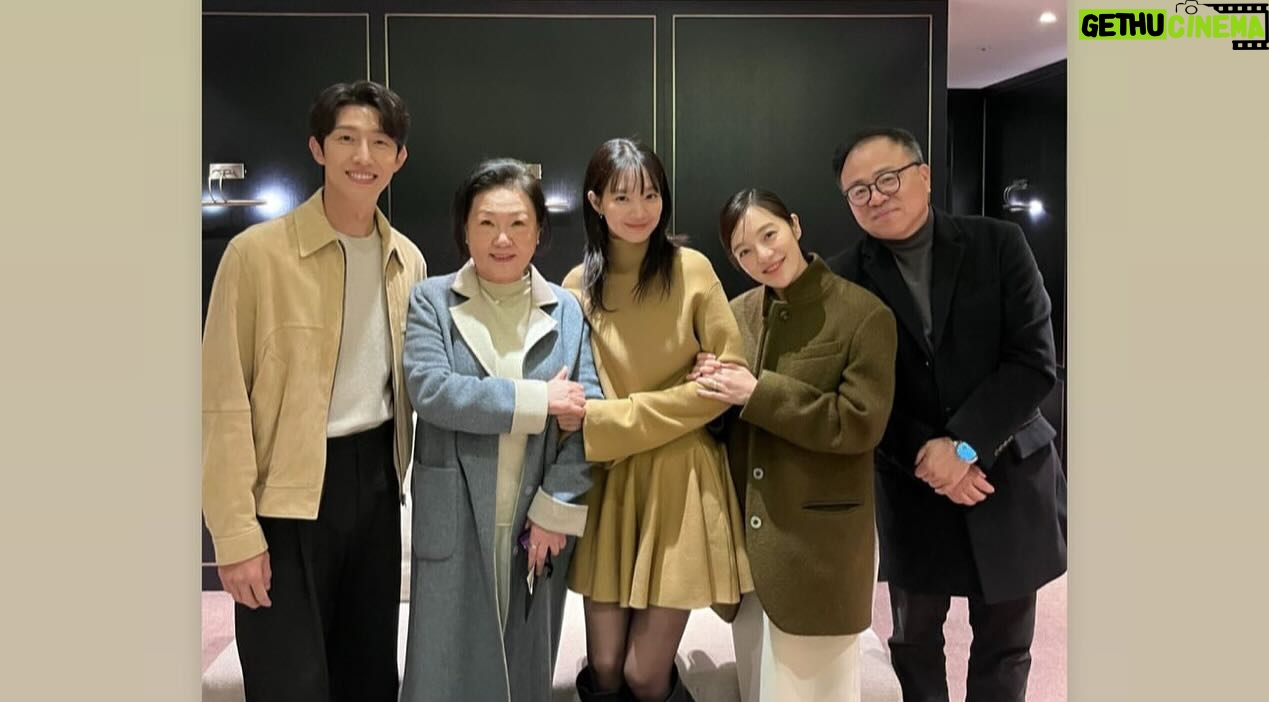 Hwang Bo-ra Instagram - #3일의휴가 무대인사 우리는 영화가 개봉 후 더 끈끈해지구 가까워지고 더 성장했던거같다 이렇게 착하고 소중한 배우들이 또 있을까?? 김해숙선생님 엄마같고 친구같고 너무너무 존경하고 수줍고 소녀같은 착한민아 나랑티키타카 친구 기영이 그리고 우리중 제일 유쾌하신 서울대 감독님 ㅋ 참 고맙습니다