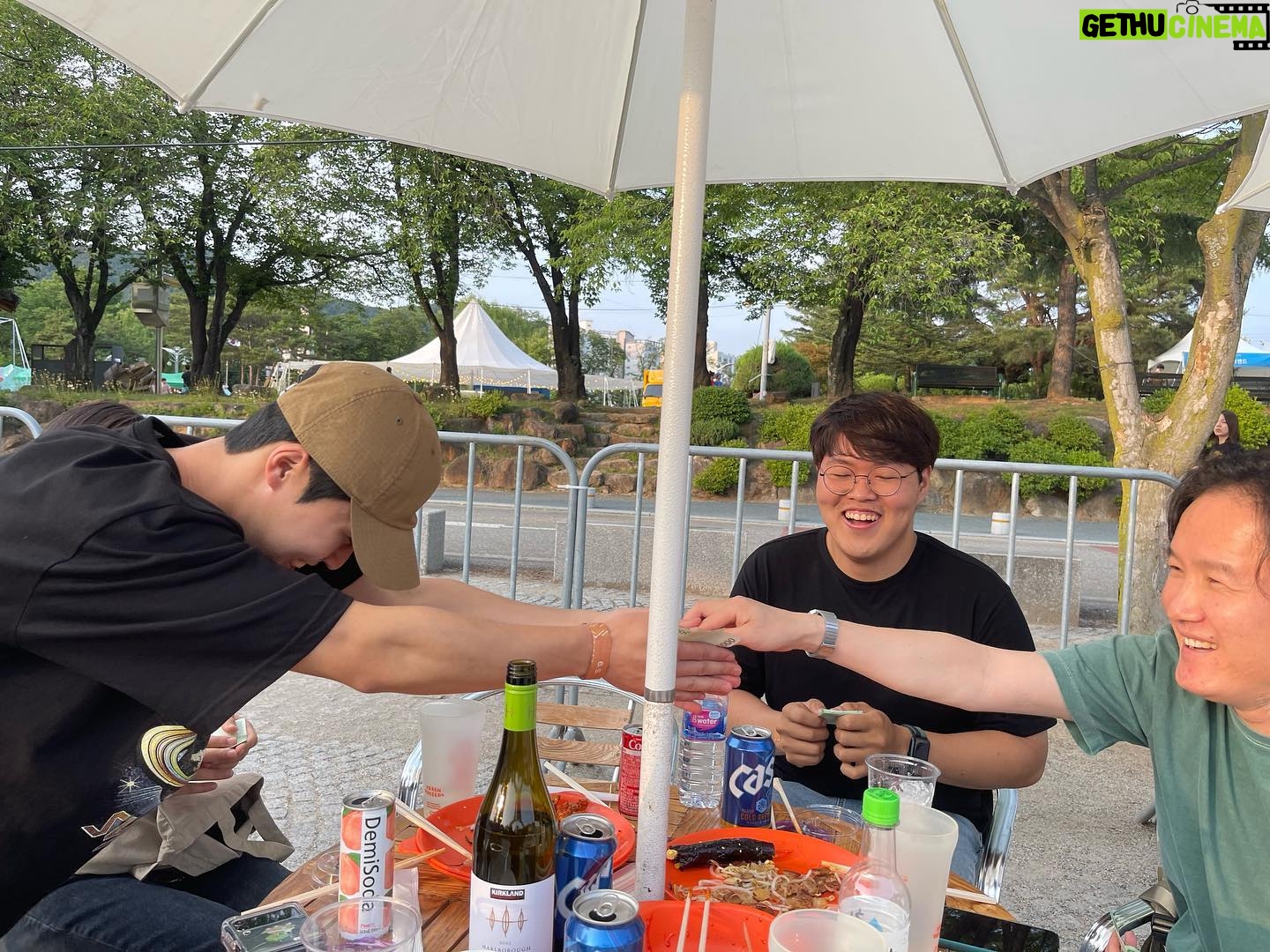 Hwang Bo-ra Instagram - #수능출제의비밀 #무주산골영화제 너무너무 사랑하는 나의 배우님들과 #유재명#이중옥#류경환#전석호 그리구 황보라 20년간 배우로 살길 참잘했다 더 열심히 고민하거 싸우겠습니다 연기천재님들 사랑해여