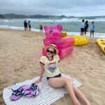 Hwang Bo-ra Instagram - 프랑스 니스고 뭐시고 느무 뜨그브서 죽을뻔했디만 최고의 추억을 선물해준 나래야 고맙구 사랑해 엠제뜨꺼 따라한다고 모래만 한시간을 팠네 손톱낑김주의와 폰에 모래 드들어감요 나혼산은 찐이었다 ^^