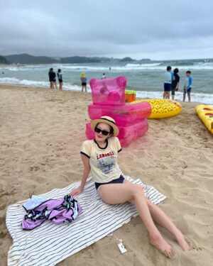 Hwang Bo-ra Instagram - 프랑스 니스고 뭐시고 느무 뜨그브서 죽을뻔했디만
최고의 추억을 선물해준 나래야 고맙구 사랑해
엠제뜨꺼 따라한다고 모래만 한시간을 팠네 손톱낑김주의와 폰에 모래 드들어감요 
나혼산은 찐이었다 ^^
