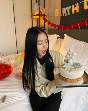 Hwang Seung-eon Instagram - 🎄👼🏻🎊🫶🏻🥳🎂💖