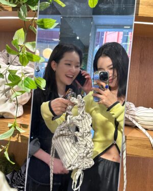 Hwang Seung-eon Instagram - 착하고 힙한 브랜드 @operasport___ 
재영이랑 마지막 데이트는 재활용 원단으로 만든 #셜리백 보러 
22일까지 #tomgreyhound #성수 에서 만나세요🫧 #tomg