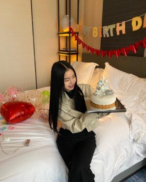 Hwang Seung-eon Instagram - 🎄👼🏻🎊🫶🏻🥳🎂💖