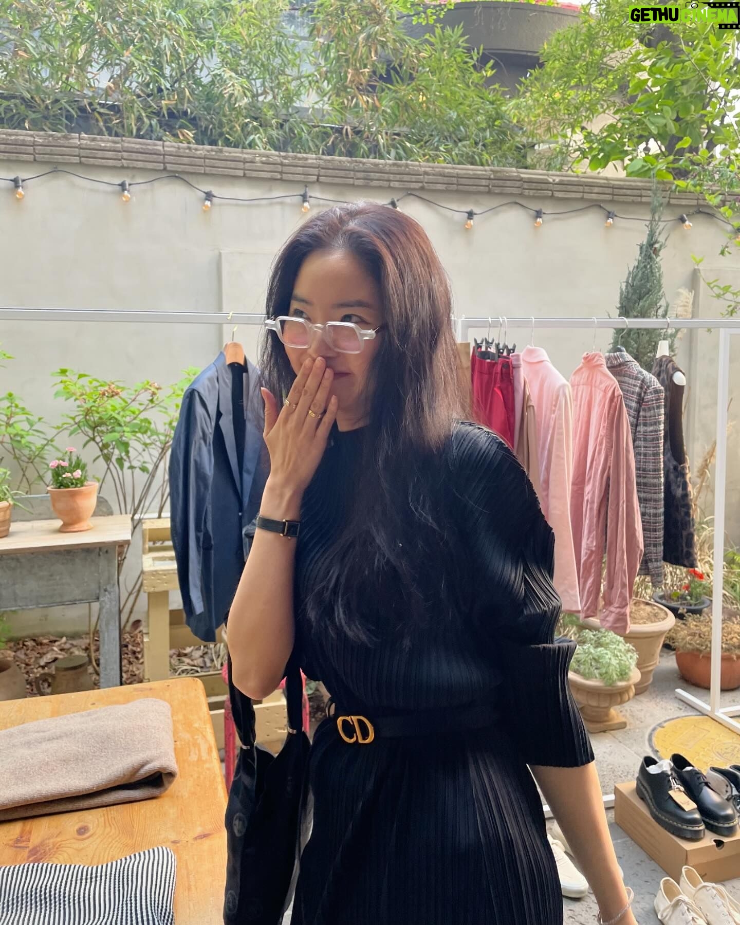 Hwang Seung-eon Instagram - 2022 머리도 길고 마스크도 쓰고 어린이날이라고 동생하고 밥먹던 시절