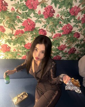 Hwang Seung-eon Instagram - #acnestudioslovesseoul 
Seethrough night for Cheeseburger🍔