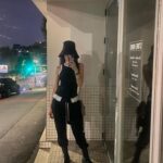 Hwang Seung-eon Instagram - 걸을 수 있어 좋은 계절 작년 이 맘때쯤에도 열심히 걸어 다녔네. 강남까지 라이드 해주고, 쌩얼도 예쁘다며 칭찬해주고, 사진까지 열심히 찍어준 욘진짱, 다시 한번 고마워🖤 그 어떤 시즌과도 바꿀 수 없는 서울의 초가을 밤. 지나가버려 더 소중하다는 걸 깨달케 되는 34번째 계절. 더욱 더 격렬하게 즐겨야 겠다💘