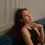 Hwang Seung-eon Instagram - 걸을 수 있어 좋은 계절 작년 이 맘때쯤에도 열심히 걸어 다녔네. 강남까지 라이드 해주고, 쌩얼도 예쁘다며 칭찬해주고, 사진까지 열심히 찍어준 욘진짱, 다시 한번 고마워🖤 그 어떤 시즌과도 바꿀 수 없는 서울의 초가을 밤. 지나가버려 더 소중하다는 걸 깨달케 되는 34번째 계절. 더욱 더 격렬하게 즐겨야 겠다💘