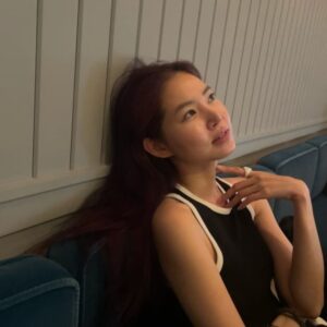 Hwang Seung-eon Instagram - 걸을 수 있어 좋은 계절
작년 이 맘때쯤에도 열심히 걸어 다녔네.
강남까지 라이드 해주고, 쌩얼도 예쁘다며 칭찬해주고, 
사진까지 열심히 찍어준 욘진짱, 다시 한번 고마워🖤
그 어떤 시즌과도 바꿀 수 없는 서울의 초가을 밤. 
지나가버려 더 소중하다는 걸 깨달케 되는 34번째 계절.
더욱 더 격렬하게 즐겨야 겠다💘