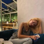 Hwang Seung-eon Instagram - 걸을 수 있어 좋은 계절 작년 이 맘때쯤에도 열심히 걸어 다녔네. 강남까지 라이드 해주고, 쌩얼도 예쁘다며 칭찬해주고, 사진까지 열심히 찍어준 욘진짱, 다시 한번 고마워🖤 그 어떤 시즌과도 바꿀 수 없는 서울의 초가을 밤. 지나가버려 더 소중하다는 걸 깨달케 되는 34번째 계절. 더욱 더 격렬하게 즐겨야 겠다💘