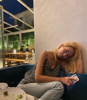 Hwang Seung-eon Instagram - 걸을 수 있어 좋은 계절
작년 이 맘때쯤에도 열심히 걸어 다녔네.
강남까지 라이드 해주고, 쌩얼도 예쁘다며 칭찬해주고, 
사진까지 열심히 찍어준 욘진짱, 다시 한번 고마워🖤
그 어떤 시즌과도 바꿀 수 없는 서울의 초가을 밤. 
지나가버려 더 소중하다는 걸 깨달케 되는 34번째 계절.
더욱 더 격렬하게 즐겨야 겠다💘