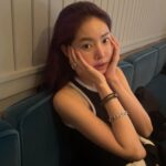 Hwang Seung-eon Instagram - 걸을 수 있어 좋은 계절 작년 이 맘때쯤에도 열심히 걸어 다녔네. 강남까지 라이드 해주고, 쌩얼도 예쁘다며 칭찬해주고, 사진까지 열심히 찍어준 욘진짱, 다시 한번 고마워🖤 그 어떤 시즌과도 바꿀 수 없는 서울의 초가을 밤. 지나가버려 더 소중하다는 걸 깨달케 되는 34번째 계절. 더욱 더 격렬하게 즐겨야 겠다💘