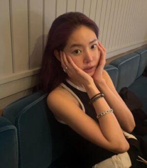Hwang Seung-eon Instagram - 걸을 수 있어 좋은 계절
작년 이 맘때쯤에도 열심히 걸어 다녔네.
강남까지 라이드 해주고, 쌩얼도 예쁘다며 칭찬해주고, 
사진까지 열심히 찍어준 욘진짱, 다시 한번 고마워🖤
그 어떤 시즌과도 바꿀 수 없는 서울의 초가을 밤. 
지나가버려 더 소중하다는 걸 깨달케 되는 34번째 계절.
더욱 더 격렬하게 즐겨야 겠다💘