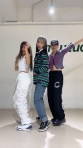 Hyojin Choi Instagram - #water 🩵 미나 안무 배우기 C @minamyoung