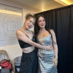 Hyojin Choi Instagram - @umaizing 💕 존경하는 정화언니의 콘서트 마지막날 Dreamer 무대에 함께했습니다 서울상경한지 1년되던해 저에겐 꿈같은 기회가 되었던 언니의10집 무대를 30대가 되어 다시함께 할수 있어서 굉장히 뜻깊었어요✨같이 눈마주치며 춤추는 날이 다시 오다니요… 그때나 지금이나 여전히 멋지고 인간적인 나의퀸 나의뮤즈 나의 롤모델 엄정화언니 , 아무것도 모르던 저를 예뻐해주시고 믿어주셔서 감사했습니다 그 감사한마음을 너무 늦게 무대로 보답했습니다 죄송하고 사랑해요 🫶🏼 언니가 보여주신 모범된 모습 그대로 잘 보고 배워 멋지게 지금처럼 성장할게요 #loveyou #myqueen ✨
