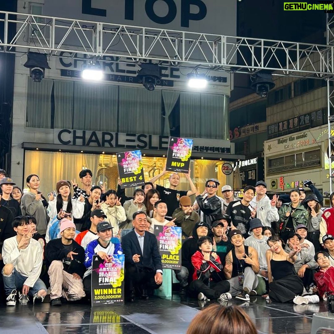 Hyojin Choi Instagram - @csdf__ π₯ μ€λλ§μ λ°°ν μ¬μ¬λ₯Ό νκ³ μμ΅λλ€! @madman_park μ΄λν΄μ£Όμ
μ κ°μ¬ν΄μ! π νμ₯μμ μ΄μ¬ν μμν΄μ£Όμκ³ μ¦κ²¨μ£Όμ λ§μ λΆλ€κ» κ°μ¬λ립λλ€! μ§μ 보μ
μ μμκ² μ§λ§ μ΄λ κ² μΈμμ μΆ€ μμΆλ λμλ€μ΄ λ§λ΅λλ€! λνλ―Όκ΅ λμλ€μκ² μμΌλ‘ λ λ§μ κ΄μ¬ λΆνλλ €μπ λ€μνλ² μ°Έκ°μλΆλ€ , μ¬μ¬μμμ€λΉ λ€ @bboyhongten @jroctheskywalker @re.bel____ @primekingz_trix DJ,MC μ€λΉ @dulock87 @djsparrow__ μκ³ λ§μΌμ
¨μ΅λλ€ :) κ°μ λμλΌμ, κ·Έλ¦¬κ³ μ μ§μ
μ΄ λμλΌμ λ무λ무 ν볡ν©λλ€β¨