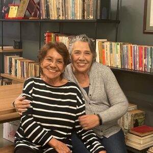Işıl Yücesoy Instagram - Bu dostluğun gerisinde 60 yıl var. Ona ihtiyacım vardı . Sn . ARSEN GÜRZAP’a. Sadece GEL dedim GELDİ. ❤️❤️❤️🧿 🧿İ.ÇALIŞLAR ‘ın “İZNİNLE” adlı  oyunuyla VIGOR SANAT’ın desteği ile yolculuğumuz başladı 😌😌😌🧿🧿🧿