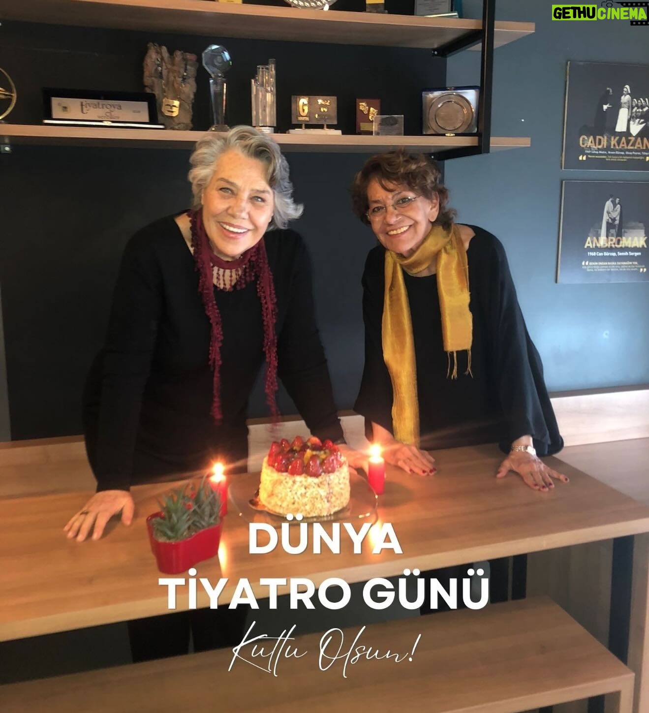 Işıl Yücesoy Instagram - Dün sevgili ARSEN GÜRZAP la Dünya tiyatro gününü biz prova yaparak kutladık İZNİNLE adlı müzikLİ oyunun provasını yaparak. Uzun zamandır bu kadar anlamlı bir kutlama yapmamıştım 😇😇😇😇#dialoganlatımiletisim #vigorsanat