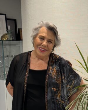 Işıl Yücesoy Instagram - Sevgiler… Harika bir hafta sonu geçsin . Hepimiz için .. 😇😇😇
