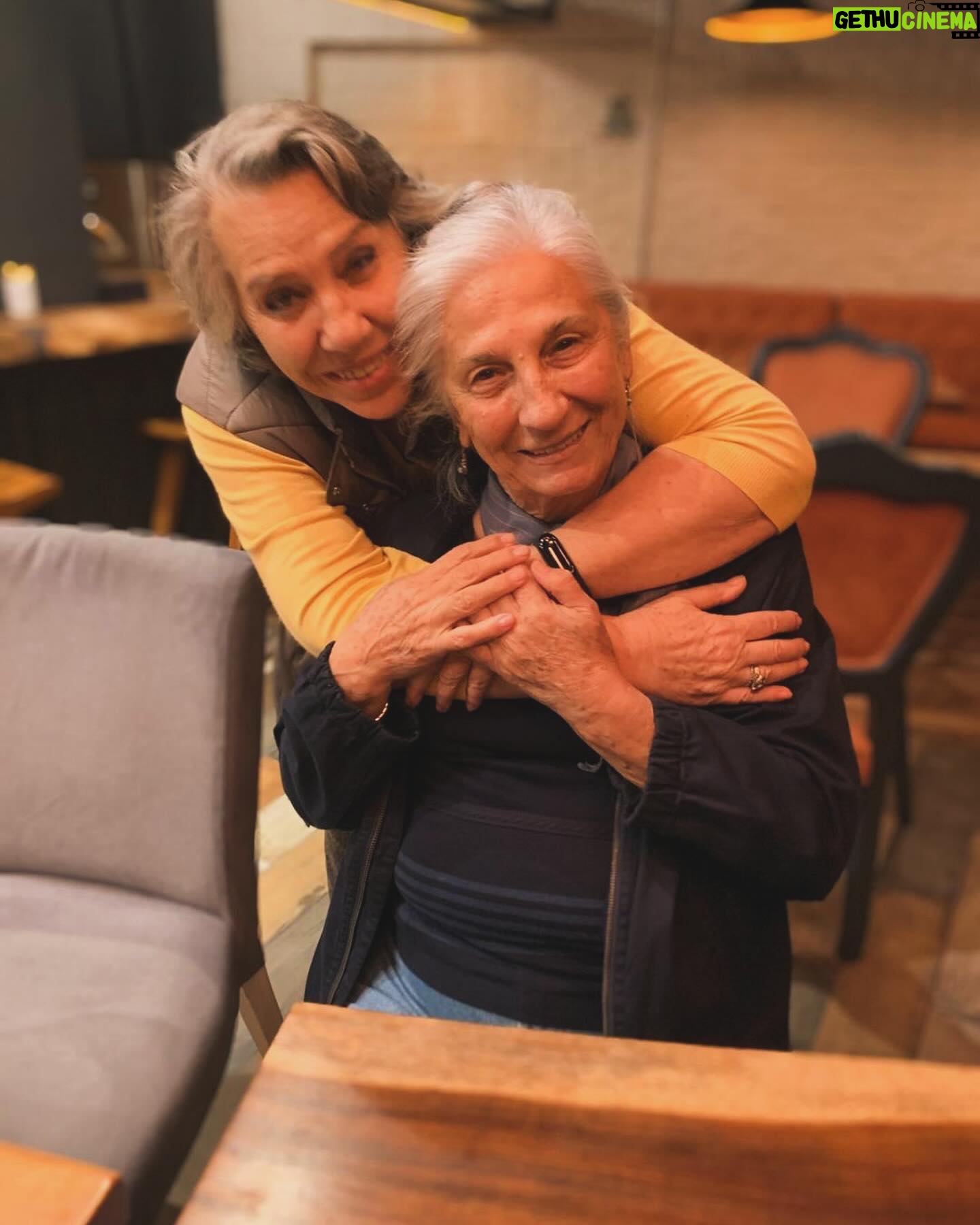 Işıl Yücesoy - 6.2K Likes - Bütün gece anılarla boğuştum .. Hayırlara .Hani öylesine elime geçiverenler 💕💕💕