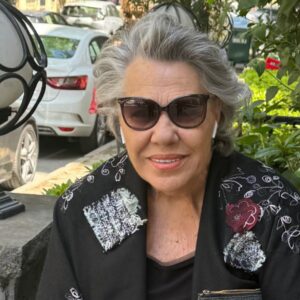 Işıl Yücesoy Instagram - Hep güzel günlere. Hep beraber. Umutla.. sevgiyle..empatiyle…huzurla 🙏🙏🙏👋🏼👋🏼😍😍😍