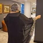 Işıl Yücesoy Instagram - Program öncesi Işıl motivasyon peşinde .. Hey Allahım insan bir yaştan sonra ne kadar rahat oluyor 🤣🤣🤣DECOLLAGE da bana hediye ettiğiniz muhteşem gecenin ön sahnesi 🤣🤣🤣🤣