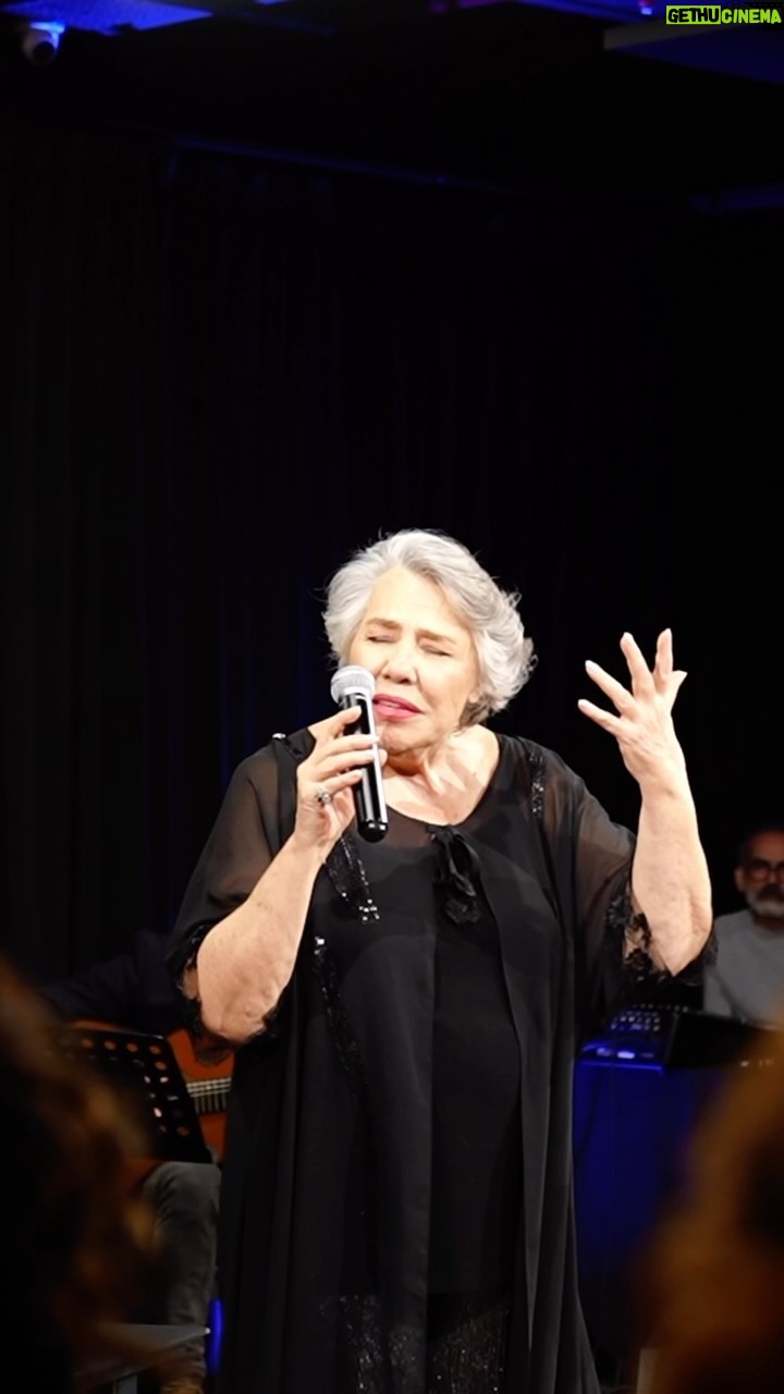 Işıl Yücesoy Instagram - 27 Nısan 2024 . Biz orkestra arkadaşlarım ve ben DECOLLAGE da olacağız. Şenlik var. Bize katılır mısınız?