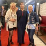 Işıl Yücesoy Instagram - Dün gece efsane oyuncu ve şarkıcı Işıl Yücesoy @isilyucesoy1 25 yıllık hayalini gerçekleştirdi. Kendi gibi efsane Arsen Gürzap @arsengurzap yönetiminde #İzninle oyununun galası yapıldı. Gözyaşlarıyla çıktığımız tek kişilik müzikal oyunu Jale Bekar @jalebekar Şahinde Yavaşan @sahindeyavasan ile izledik. Onu seven dostları salonu doldurdu. O lezzetli sesiyle söylediği şarkılar yüreğimize oturdu. Ossi Müzik @ossimuzik Sevgili Coşkun Demir @coskundemir in kulağımdan eksik olmayan #bizekalannedir şarkısını Işıl abladan dinlemek sürprizdi. ❤️