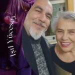 Işıl Yücesoy Instagram - Kadri’nin Günlüğü:   Işıl Yücesoy Kültür AŞ.; 08 Mart Dünya Kadınlar Günü sebebi ile tüm sahnelerini o gün kadın sanatçılara ayırdı. İstanbul’un birçok semtinde aynı gün aynı saatte haykırdılar şarkıları ile seslerini. Kartal Bülent Ecevit sahnesinin konuğu Işıl Yücesoy oldu ve elbette ki bu konseri kaçıramazdım, gününü daha da anlamlandırmak adına annem ile birlikte izlemek istedim bu konseri.  Ne güzel tesadüftür ki dün yayına açılan Evos Angels mart sayısında kendisine ve son şarkısına da yer vermiştim ve orada da hayatımdaki yerini özetlemeye çalışmıştım. Kendisini daha önce de sahnede izlemiştim ve her zaman izlemekten de asla sıkılmam eminim. Sahnelerin en güzel kadını kendisi, en içten, en gür, en ondan çok şey öğrenilesi bir de, Işıl Işıl bir zerafet. Kendi şarkılarının yanında müziğin her renginden lezzetler sundu sahnede Yücesoy. Efsane “Ya Seninle Ya Sensiz” ile başladı ve gelen istek üzerine finalde bir kere daha seslendirdi. Selami Şahin’den Ahmet Kaya’ya Sezen Aksu’dan Hümeyra’ya şarkılarla, alkışlarla hiç enerjisi düşmedi sahnede.  Kendisini kuliste ziyaret ettiğimde yeni bir şarkının hazırlığı içinde olduğunu söyledi ve ekledi; çok yakında bir tiyatro sahnesinde de buluşacak bizlerle. Yine konserleri de devam edecek ve o hep yıllara meydan okuyacak. Biz de gücümüz yettiğinde takipte olacağız kendisinin, nasıl olmayalım; o bir diva ve ondan, o güzel enerjisinden alacağımız çok ders var. Kendisini çok seviyorum ve bu güzel konser için, dostluğu ve güzel yüreği için çok teşekkür ediyorum. Bu arada çok güzel de bir ekibe sahip, hepsine de sevgilerimi yolluyorum. Kadınlar günü bu vesile ile bir kere daha kutlu olsun ❤️🌹 📝 @kadrikarahan 🎤 @isilyucesoy1 🙏 @ibb_kultur @vigor_sanat @tumay.ozokur