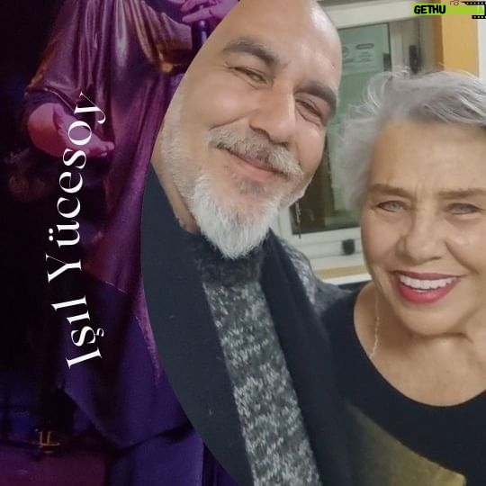 Işıl Yücesoy Instagram - Kadri’nin Günlüğü: Işıl Yücesoy Kültür AŞ.; 08 Mart Dünya Kadınlar Günü sebebi ile tüm sahnelerini o gün kadın sanatçılara ayırdı. İstanbul’un birçok semtinde aynı gün aynı saatte haykırdılar şarkıları ile seslerini. Kartal Bülent Ecevit sahnesinin konuğu Işıl Yücesoy oldu ve elbette ki bu konseri kaçıramazdım, gününü daha da anlamlandırmak adına annem ile birlikte izlemek istedim bu konseri. Ne güzel tesadüftür ki dün yayına açılan Evos Angels mart sayısında kendisine ve son şarkısına da yer vermiştim ve orada da hayatımdaki yerini özetlemeye çalışmıştım. Kendisini daha önce de sahnede izlemiştim ve her zaman izlemekten de asla sıkılmam eminim. Sahnelerin en güzel kadını kendisi, en içten, en gür, en ondan çok şey öğrenilesi bir de, Işıl Işıl bir zerafet. Kendi şarkılarının yanında müziğin her renginden lezzetler sundu sahnede Yücesoy. Efsane “Ya Seninle Ya Sensiz” ile başladı ve gelen istek üzerine finalde bir kere daha seslendirdi. Selami Şahin’den Ahmet Kaya’ya Sezen Aksu’dan Hümeyra’ya şarkılarla, alkışlarla hiç enerjisi düşmedi sahnede. Kendisini kuliste ziyaret ettiğimde yeni bir şarkının hazırlığı içinde olduğunu söyledi ve ekledi; çok yakında bir tiyatro sahnesinde de buluşacak bizlerle. Yine konserleri de devam edecek ve o hep yıllara meydan okuyacak. Biz de gücümüz yettiğinde takipte olacağız kendisinin, nasıl olmayalım; o bir diva ve ondan, o güzel enerjisinden alacağımız çok ders var. Kendisini çok seviyorum ve bu güzel konser için, dostluğu ve güzel yüreği için çok teşekkür ediyorum. Bu arada çok güzel de bir ekibe sahip, hepsine de sevgilerimi yolluyorum. Kadınlar günü bu vesile ile bir kere daha kutlu olsun ❤️🌹 📝 @kadrikarahan 🎤 @isilyucesoy1 🙏 @ibb_kultur @vigor_sanat @tumay.ozokur