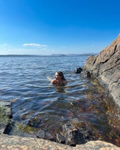 Ida Fladen Instagram - Gratulerer med dagen!!🇳🇴🥂 Denna spelaren trengte en hviledag, og jeg er faktisk 10/10 fornøyd med å feire årets nasjonaldag på et svaberg🧜‍♀️