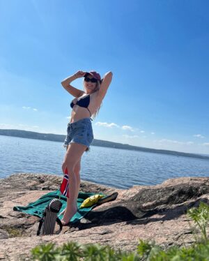 Ida Fladen Instagram - Gratulerer med dagen!!🇳🇴🥂 Denna spelaren trengte en hviledag, og jeg er faktisk 10/10 fornøyd med å feire årets nasjonaldag på et svaberg🧜‍♀️