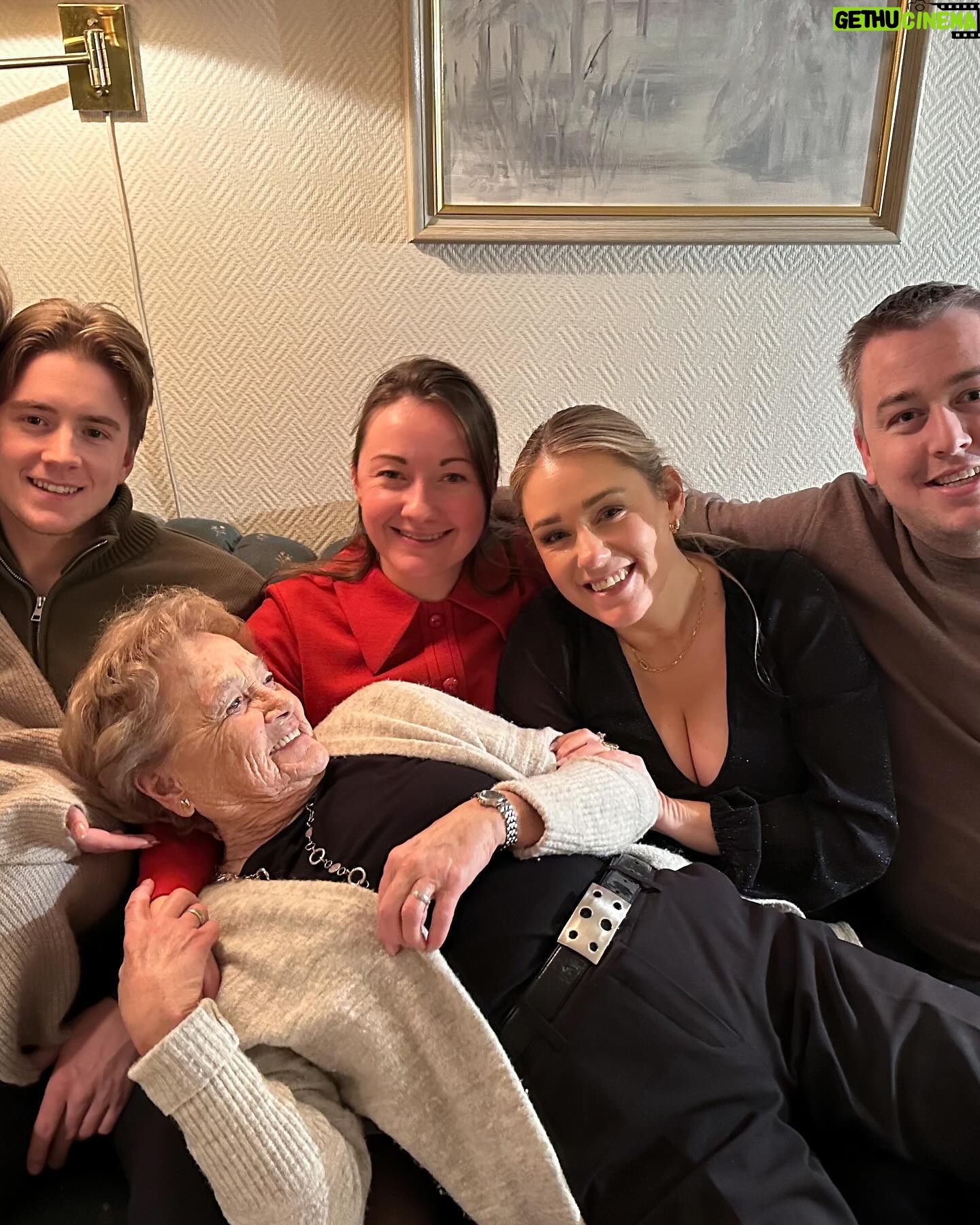 Ida Fladen Instagram - Shoutout til mamma - OG og bf💙 Og nytt forsøk på julerullen