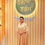 Idhika Paul Instagram - রসনায়, আনন্দে এসো তবে বেঁধে বেঁধে থাকি… As the kitchen queens always say, the way to a human’s heart is always influenced by good food, deliciously prepared with love! At the episodes of Zee Bangla’s newest venture, “রন্ধনে বন্ধন।” #idhika_paul_official