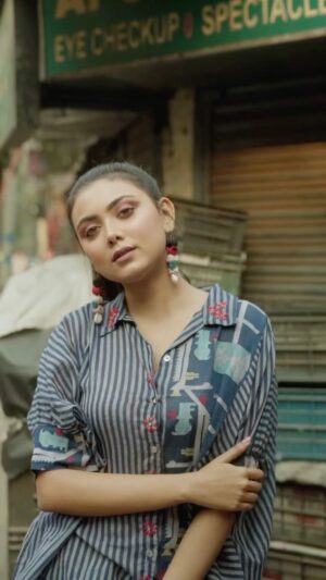 Idhika Paul Instagram - For Love’s sake… ✨✨❤️

Outfit: @anushree_malhotra_designs 

#lookdodia #photoshoot #designerwear #indowestern #westernfashion #fashion #shootdiaries #shootchallenge 
#styling #style #dressoftheday #viralreels #trendingreels 

#idhika_paul_official