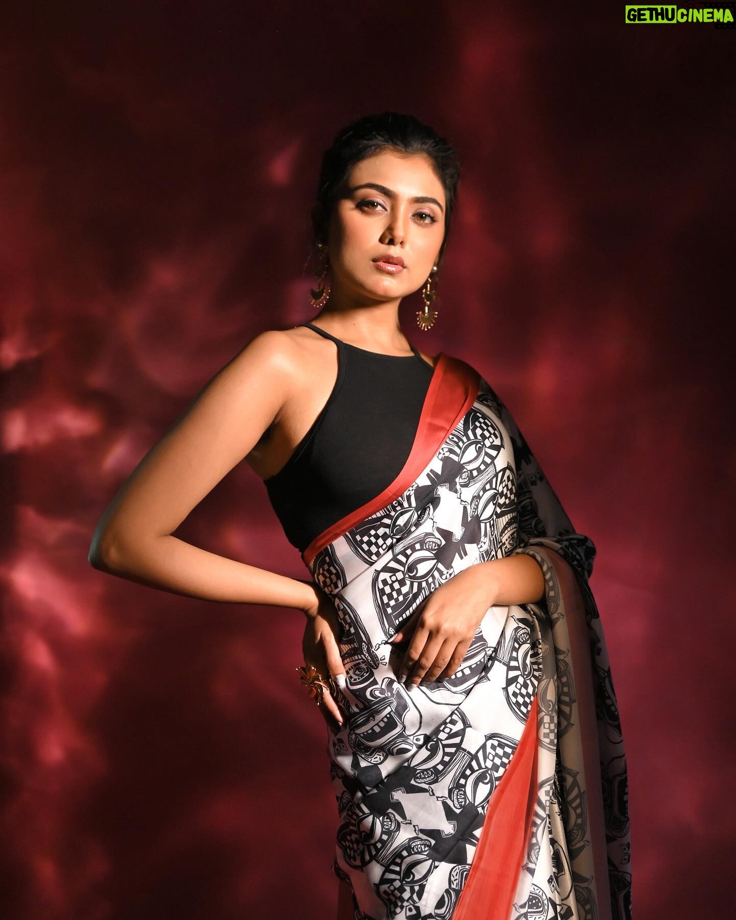 Idhika Paul Instagram - The Cristal Effect…💎💎 Makeup- @makeupartistaaryaa_64 Hair- @sontai_sontai1111 Styling & wearable- @debusbydebashis Jewels- @bluefly_jewels Photography- @photographer_sourav_26 Team- @shubh_and_kar & @pikusaha__ #photoshootday #shootchallenge #pictureoftheday #photoeveryday #photogram #photooftheday #picturebook #pictureperfect #actorslife #lifestory #actor #lifestory #idhika_paul_official