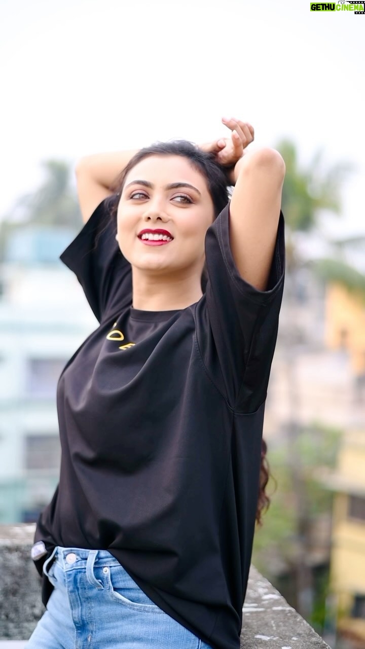 Idhika Paul Instagram - Trending ! 🎧🎧 #trendingreels #reelitfeelit❤️❤️ #reelsinstagram #reelsindia #reels #viralreels #viralinstagram #viralvídeos #virals #instagood #instadaily #actorslife #candidphotography #me #idhika_paul_official