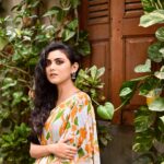 Idhika Paul Instagram - In a field of roses, be a wildflower…💛 Mua - @momychakraborty #sareefashion #fashionstyle #styling #lookdodia #photooftheday #trendingnow #trendylook #sareelove #sareelovers #photography #look #work #photography #idhika_paul_official